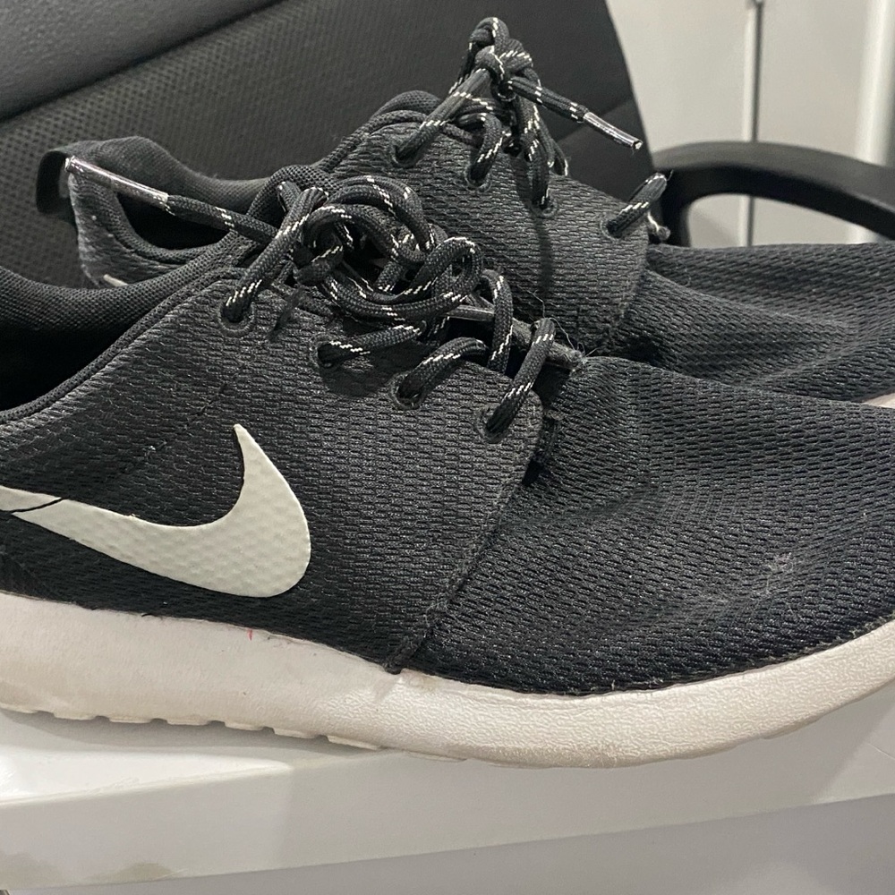 Nike Black and White Roshe Run Casual Sneakers - Picture 1 of 3